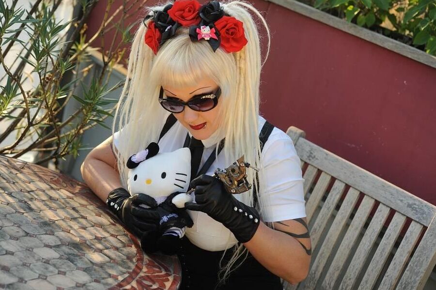 16P Loira fofa modela algumas roupas de cosplay durante ação sem nudez