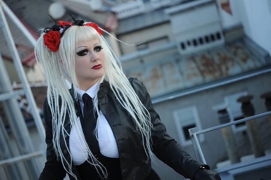 16P Loira fofa modela algumas roupas de cosplay durante ação sem nudez