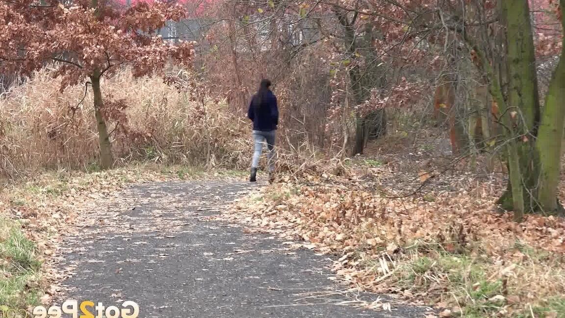 15P Pretty brunette just cant stop pissing outside