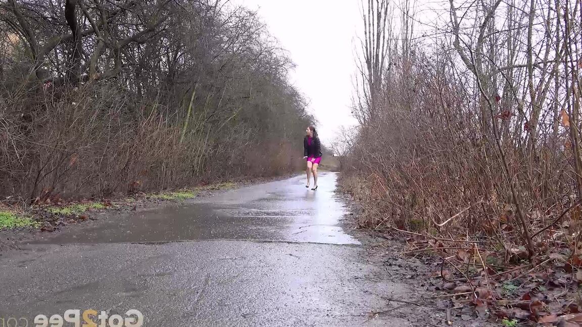 15P Antonia Sainz suffers from piss desperation
