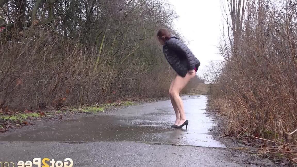 15P Antonia Sainz suffers from piss desperation