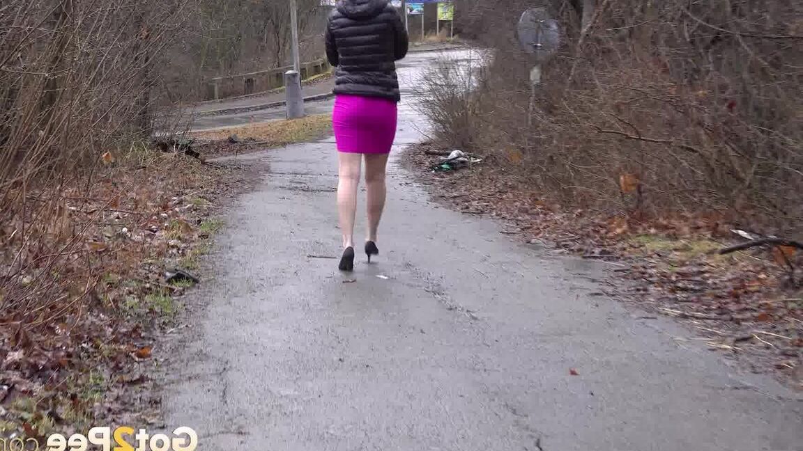 15P Antonia Sainz suffers from piss desperation