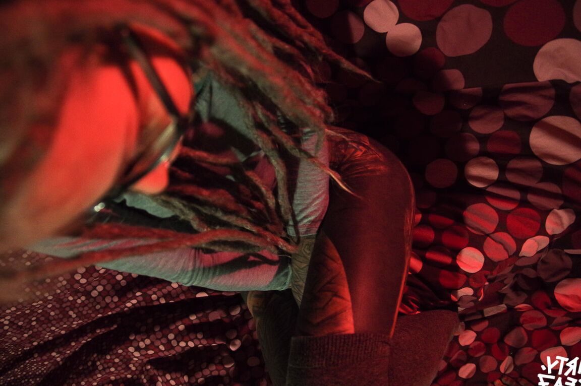 10P Une femme fortement tatouée est attachée avec une corde rose avec ses lunettes