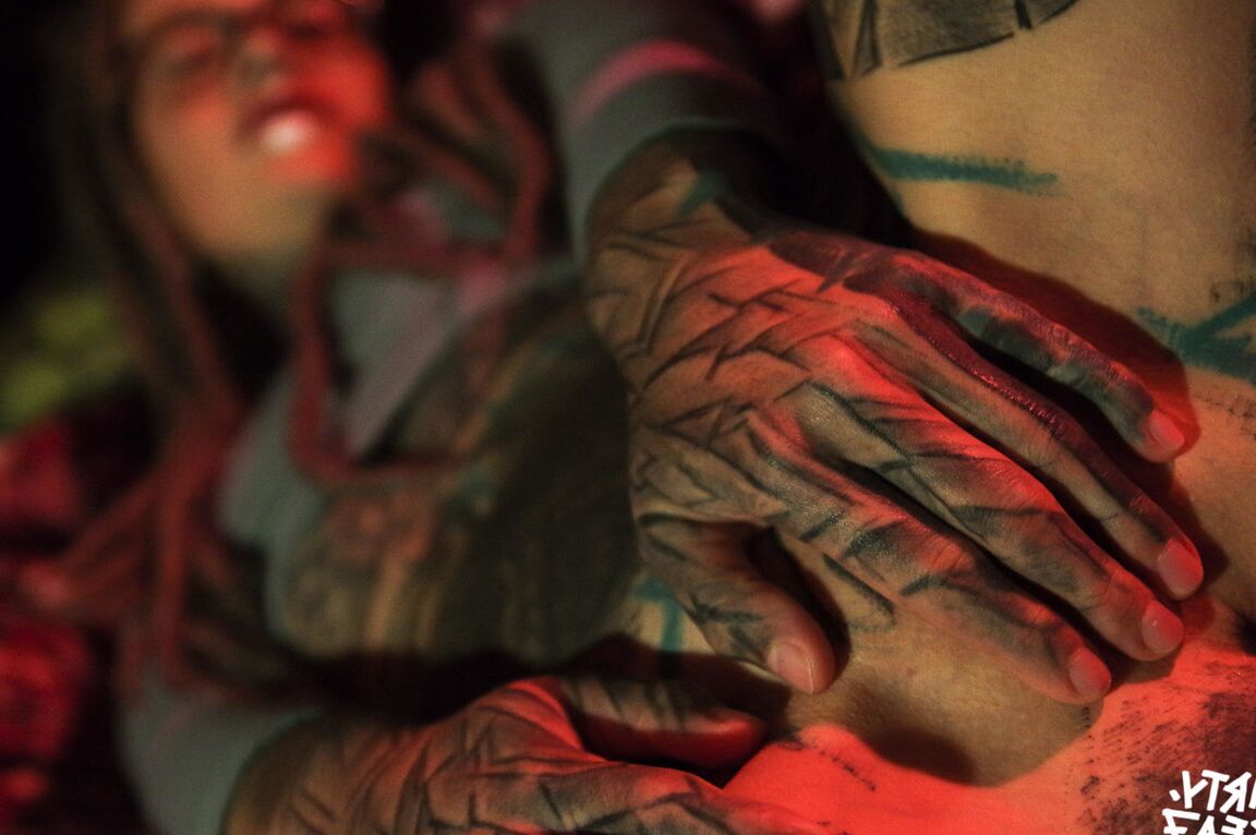 10P Une femme fortement tatouée est attachée avec une corde rose avec ses lunettes