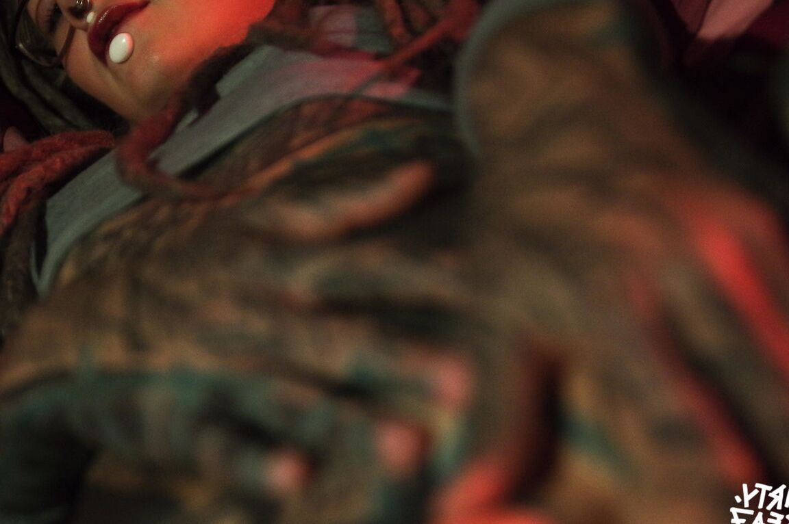 10P Une femme fortement tatouée est attachée avec une corde rose avec ses lunettes