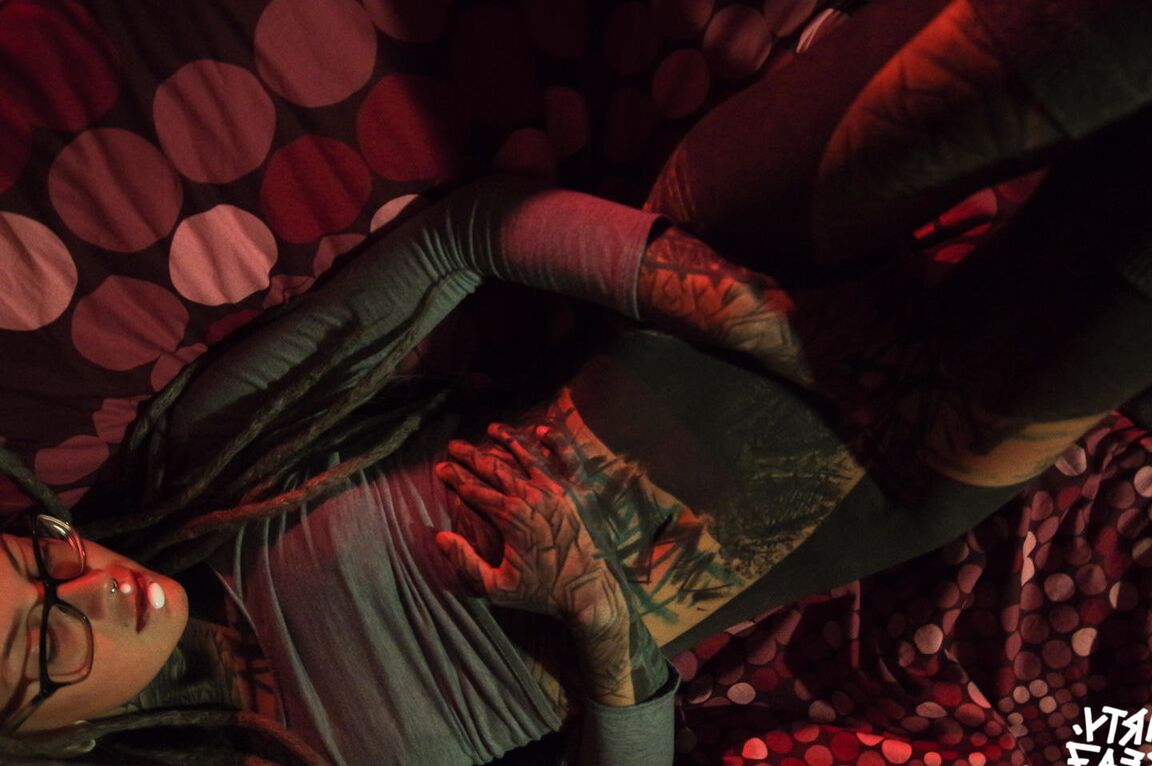 10P Une femme fortement tatouée est attachée avec une corde rose avec ses lunettes