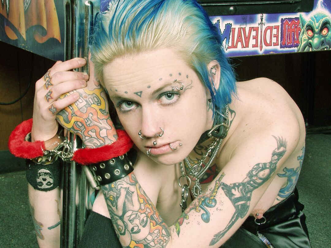 16P Punk girl Rachel Face is left naked and chained to a pinball machine