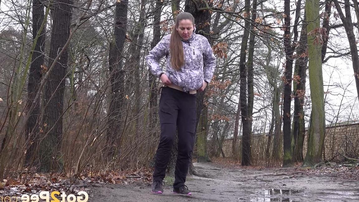 15P La brune Valentina Ross se soulage dehors