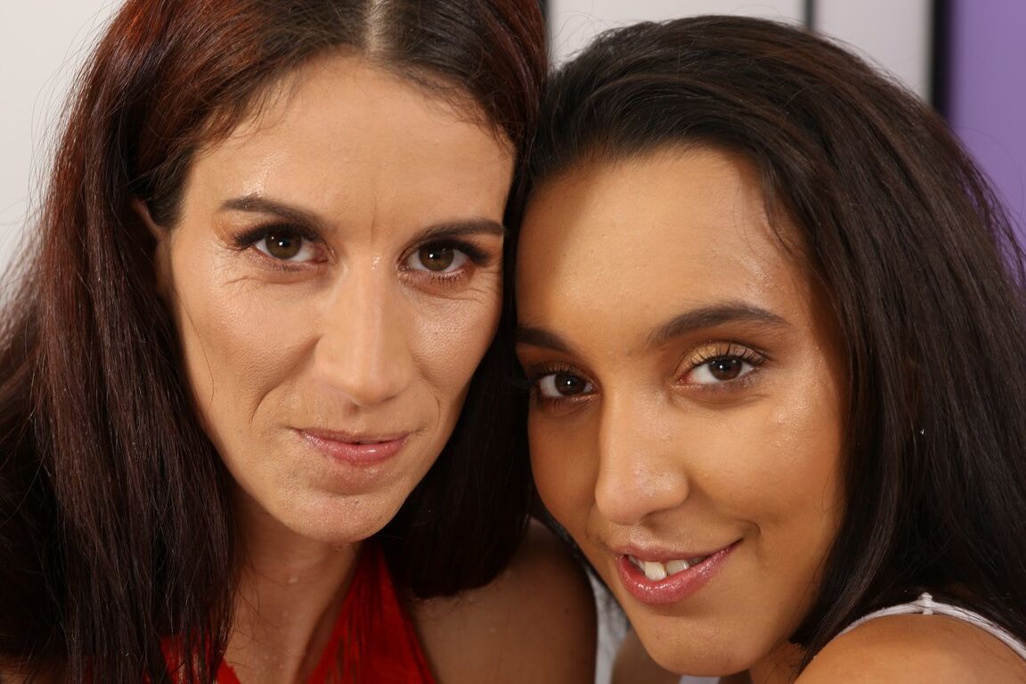 21P 網タイツのエッチな女の子アリ・ボルドーとアマンダ・エステラがおしっこをしてお互いをおもちゃにする
