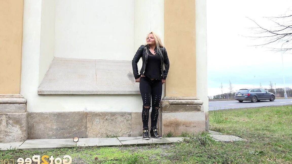 15P Cute blonde squats outside in the wind to piss