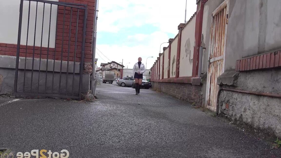 15P Mijando em público na cidade para a loira Licky Lex