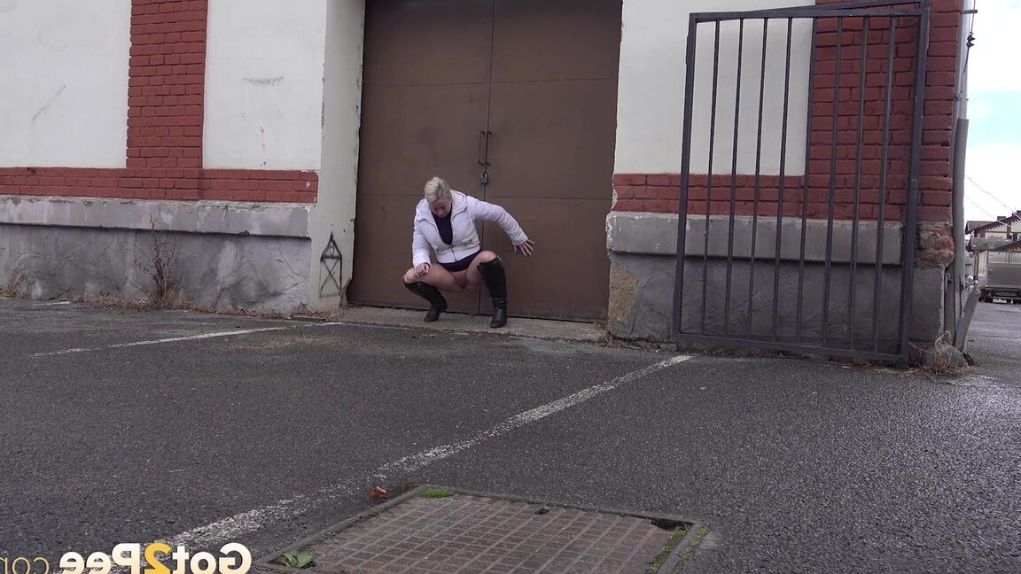 15P Mijando em público na cidade para a loira Licky Lex