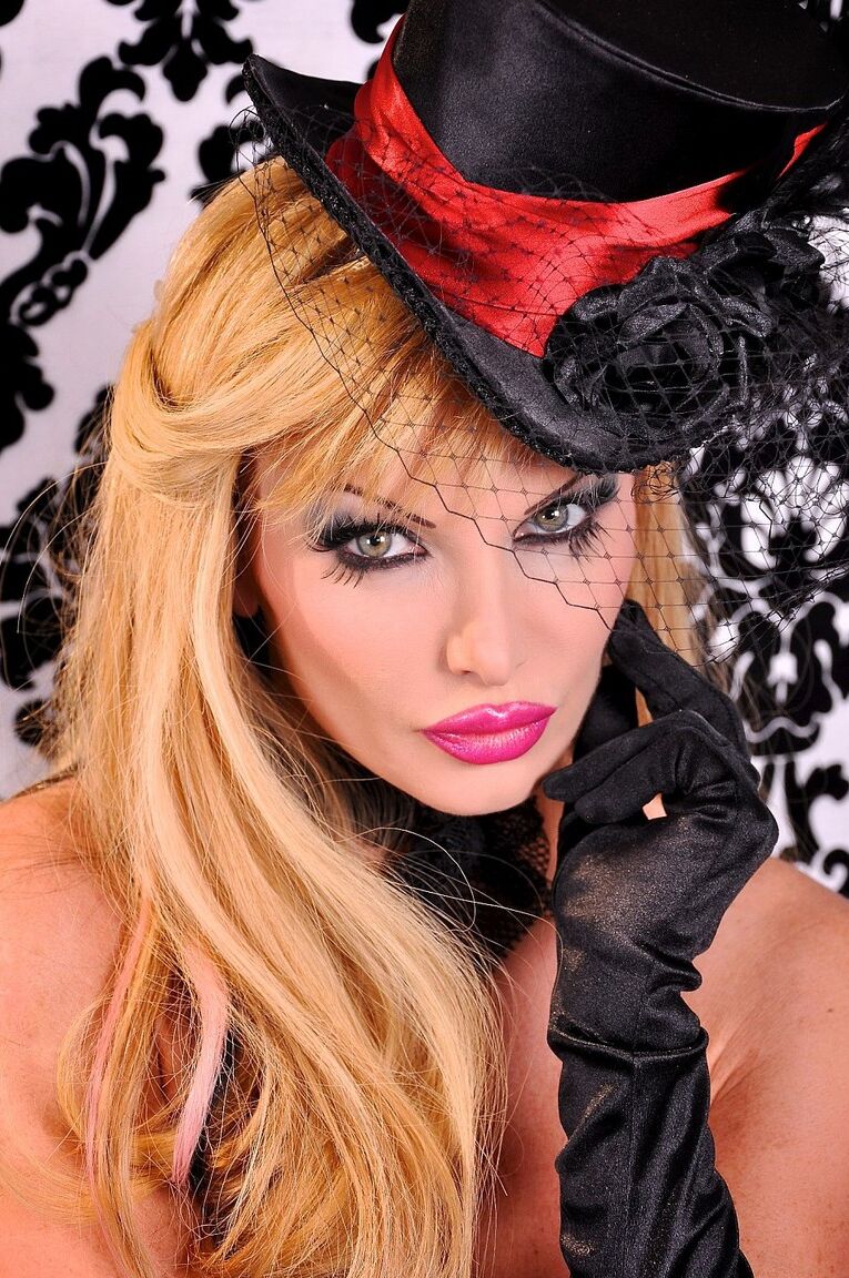 18P Enorme titted MILF em botas pretas sexy Taylor Wane se masturba forte