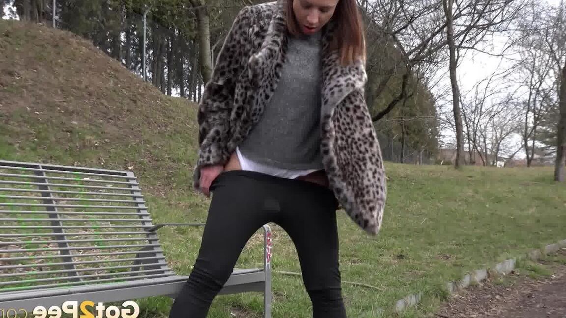 15P Teresa Bizarre soulage son désespoir de pisse