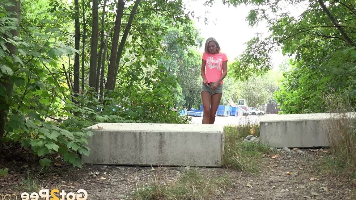 15P Heiße Blondine zieht ihre Shorts aus, um zu pinkeln