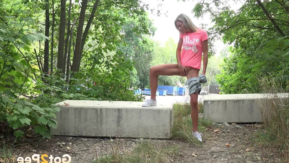 15P Heiße Blondine zieht ihre Shorts aus, um zu pinkeln