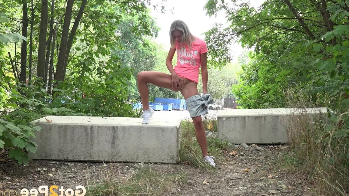 15P Heiße Blondine zieht ihre Shorts aus, um zu pinkeln
