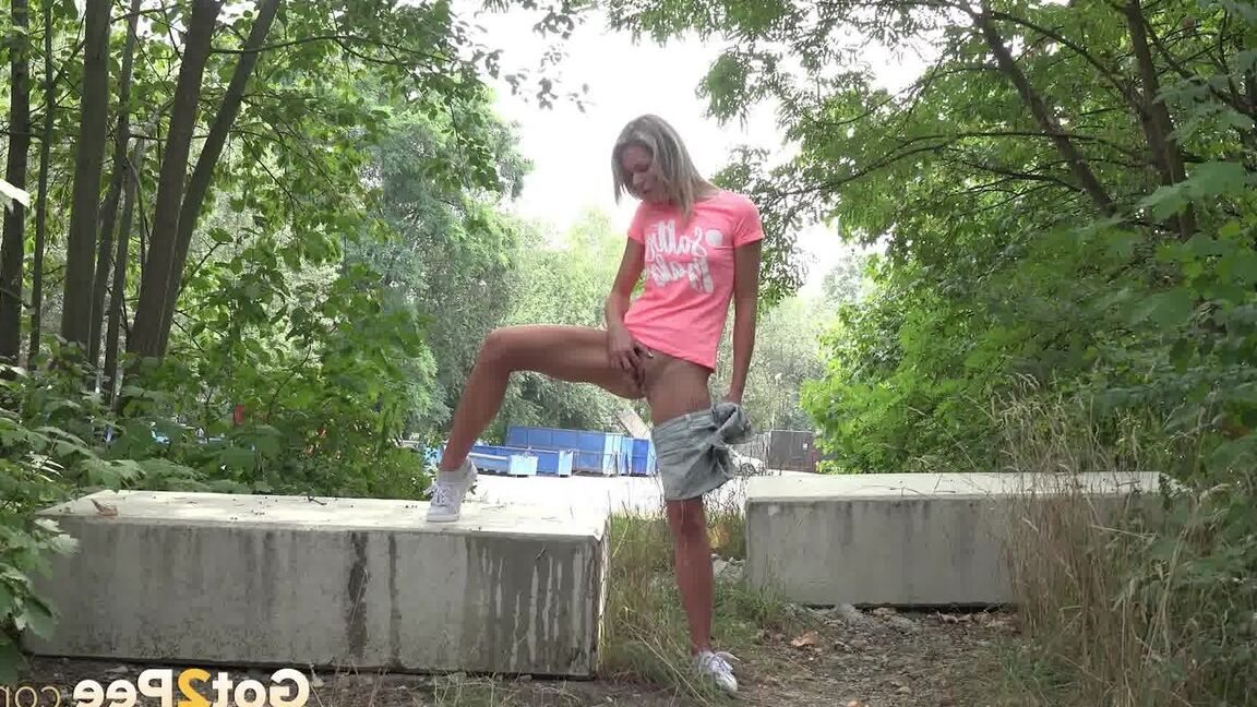 15P Heiße Blondine zieht ihre Shorts aus, um zu pinkeln