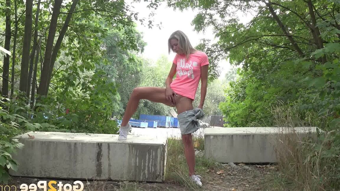 15P Heiße Blondine zieht ihre Shorts aus, um zu pinkeln