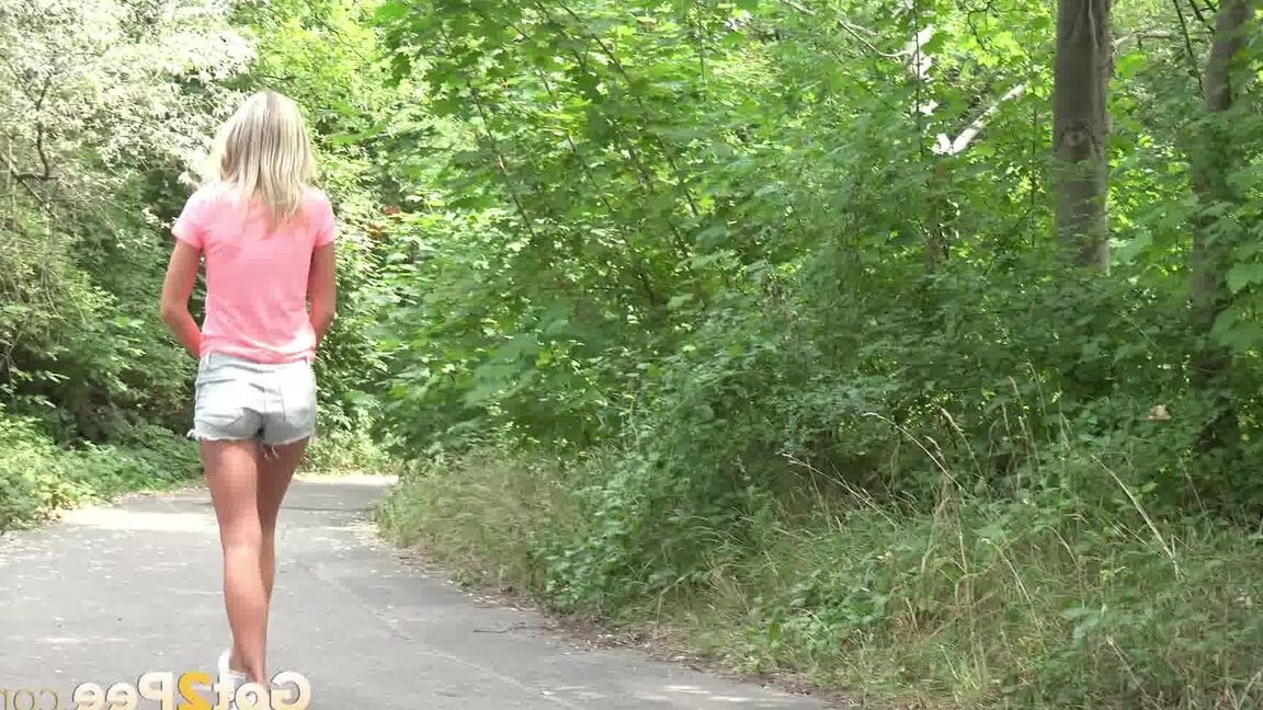 15P Heiße Blondine zieht ihre Shorts aus, um zu pinkeln
