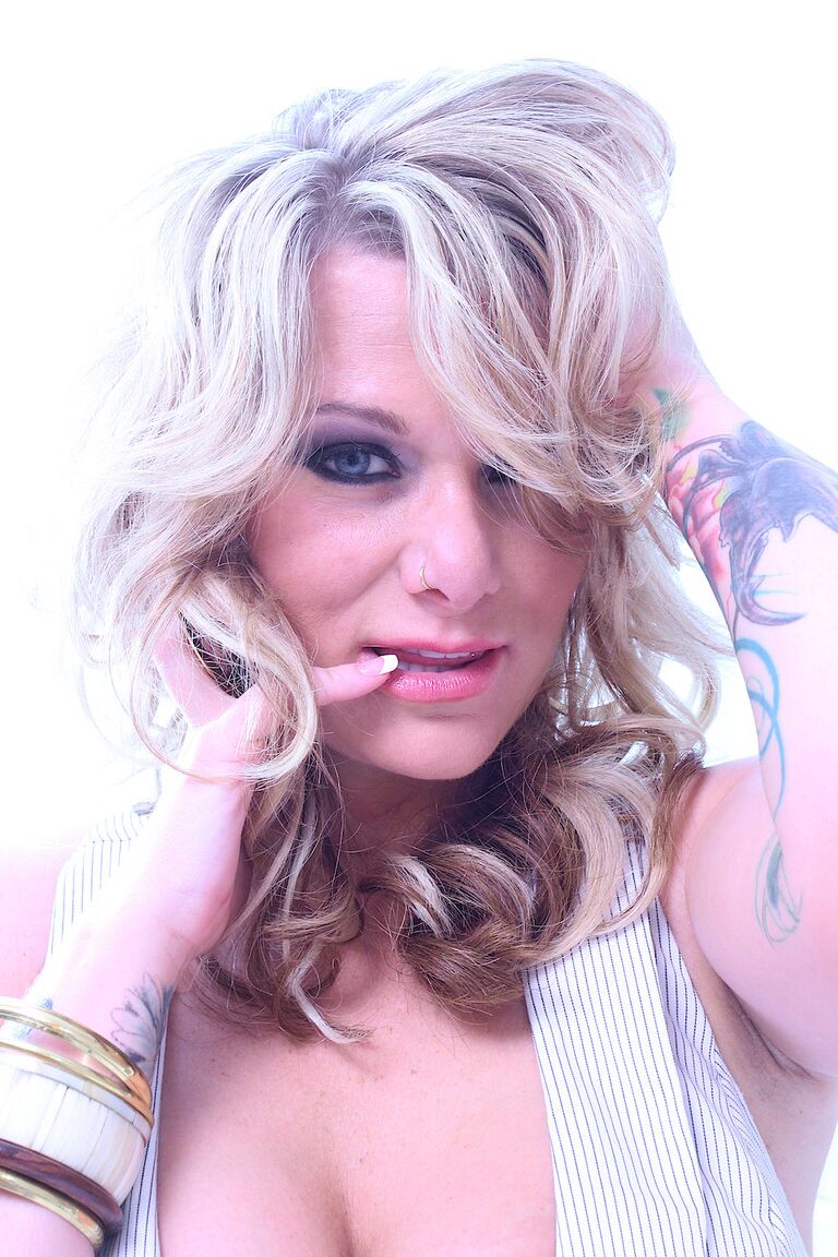 21P MILF em meias arrastão Kate Frost brincando com seus peitos grandes