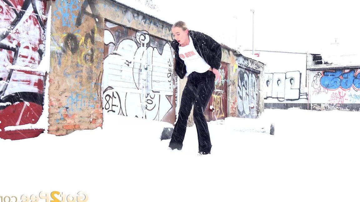 15P Gianna Ray relieves pee desperation in snow