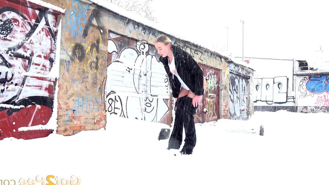 15P Gianna Ray relieves pee desperation in snow