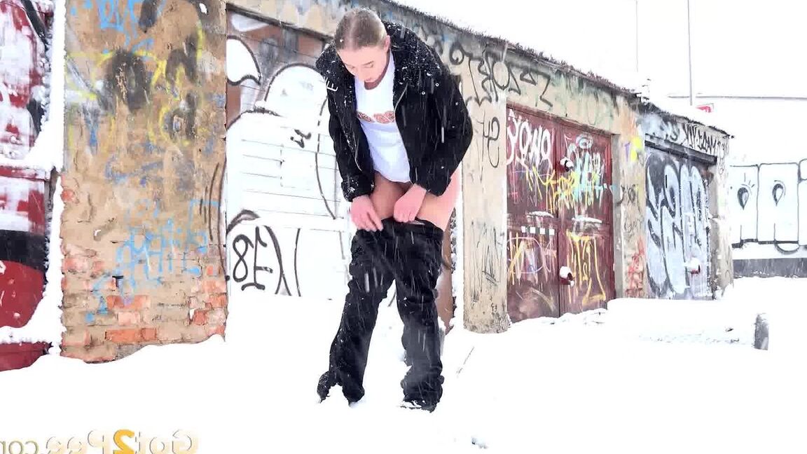 15P Gianna Ray relieves pee desperation in snow