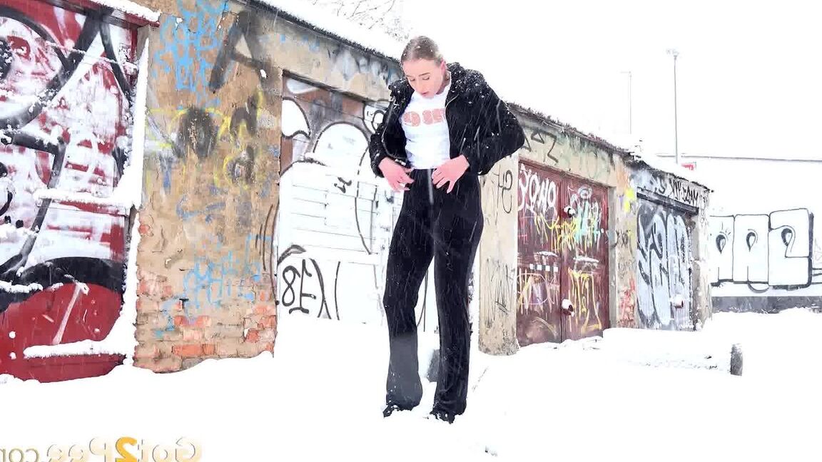15P Gianna Ray relieves pee desperation in snow
