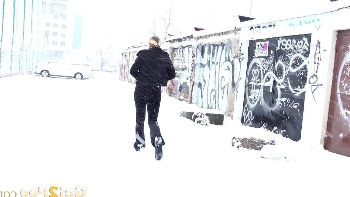 15P Gianna Ray relieves pee desperation in snow