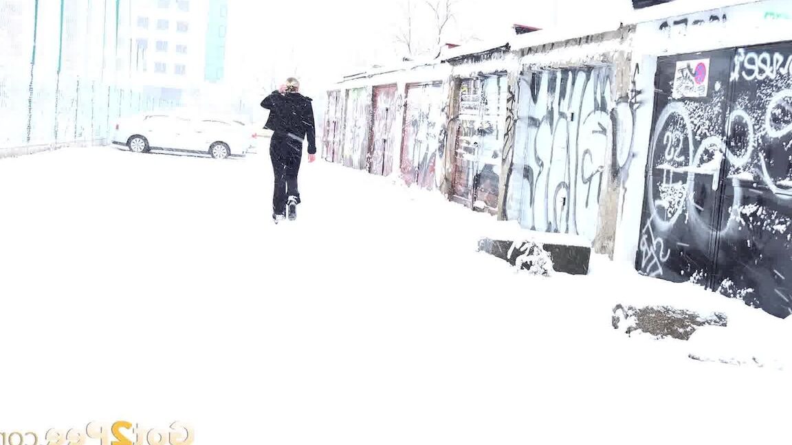 15P Gianna Ray relieves pee desperation in snow