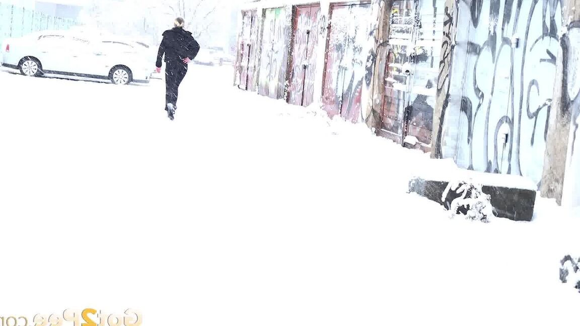 15P Gianna Ray relieves pee desperation in snow