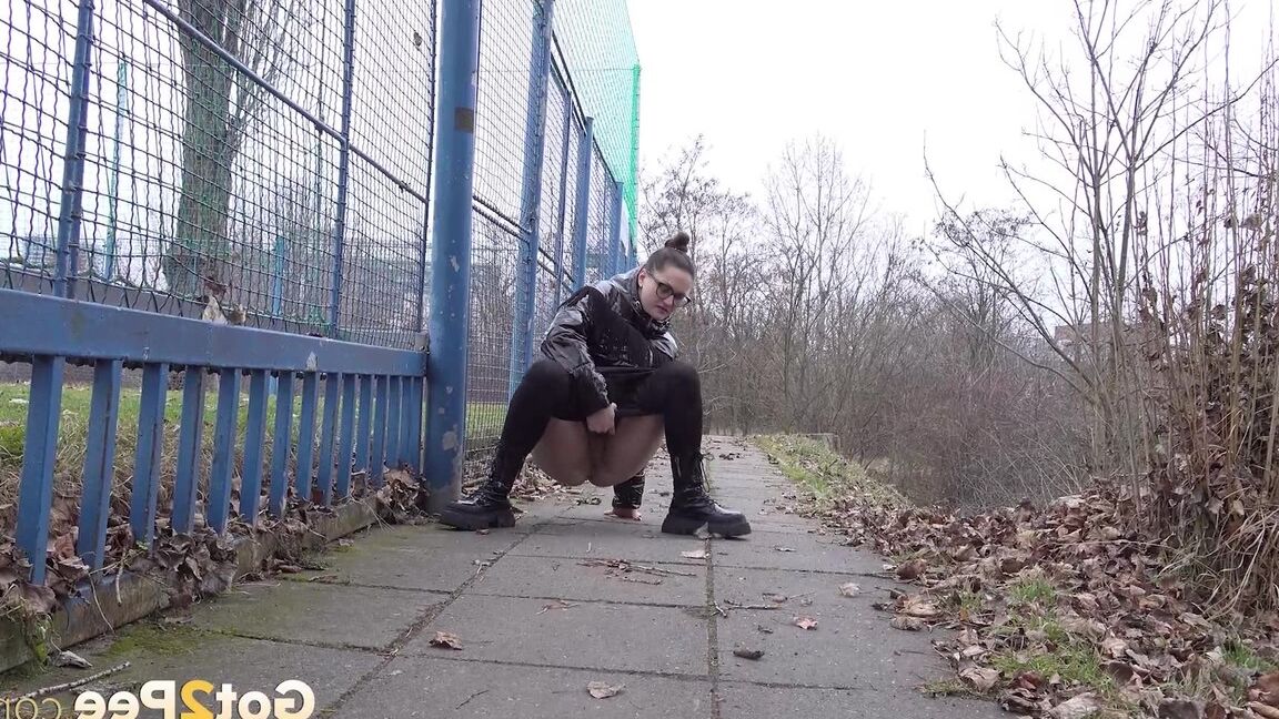 15P Barbara Bieber squats with her ass on show to pee