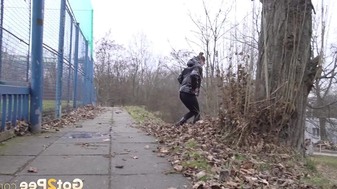 15P Barbara Bieber squats with her ass on show to pee