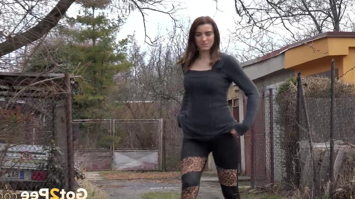 15P Victoria Daniels relieves pee desperation