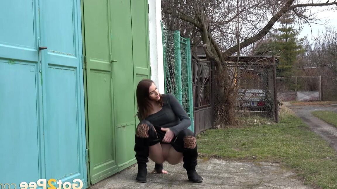 15P Victoria Daniels relieves pee desperation