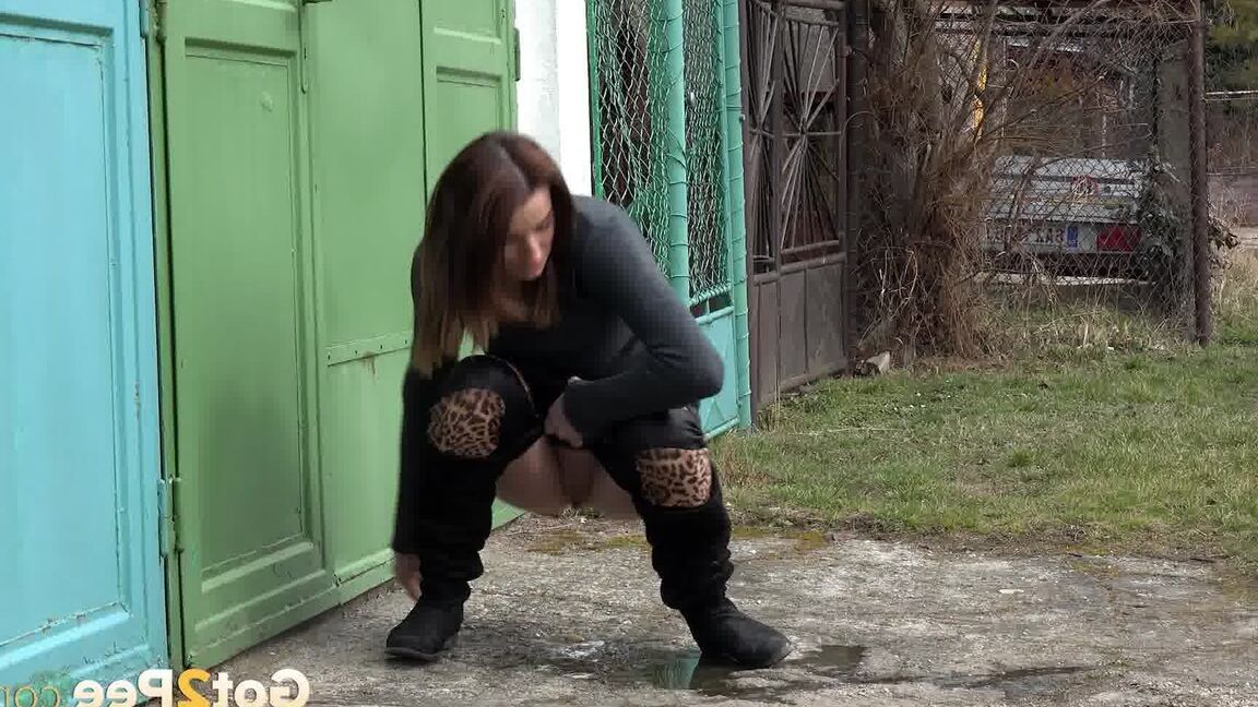 15P Victoria Daniels relieves pee desperation