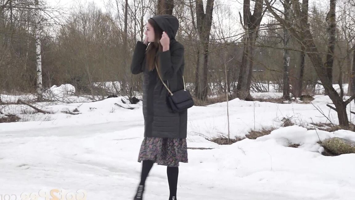 15P Cutie shows off her ass while pissing outside