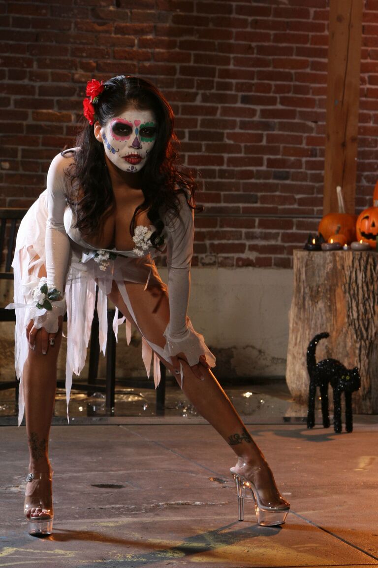 21P アレクシス・アモーレがハロウィーンパーティーでソロアクションで素晴らしい巨乳を披露