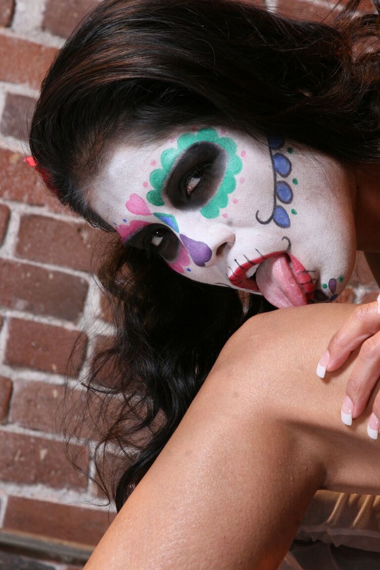 21P アレクシス・アモーレがハロウィーンパーティーでソロアクションで素晴らしい巨乳を披露
