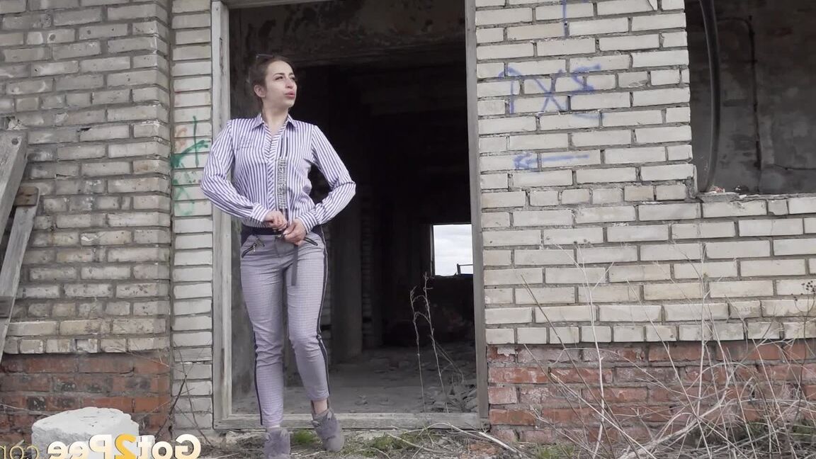 15P Брюнетка приседает возле заброшенного здания, чтобы пописать