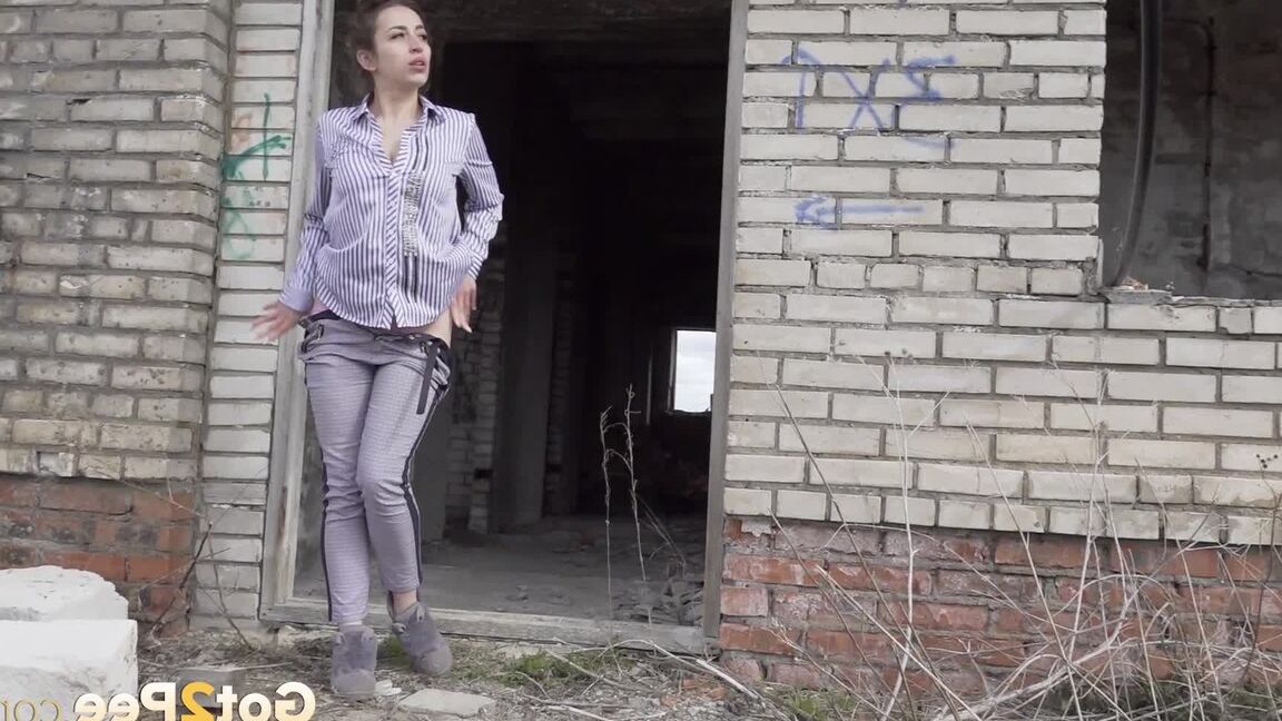15P Брюнетка приседает возле заброшенного здания, чтобы пописать