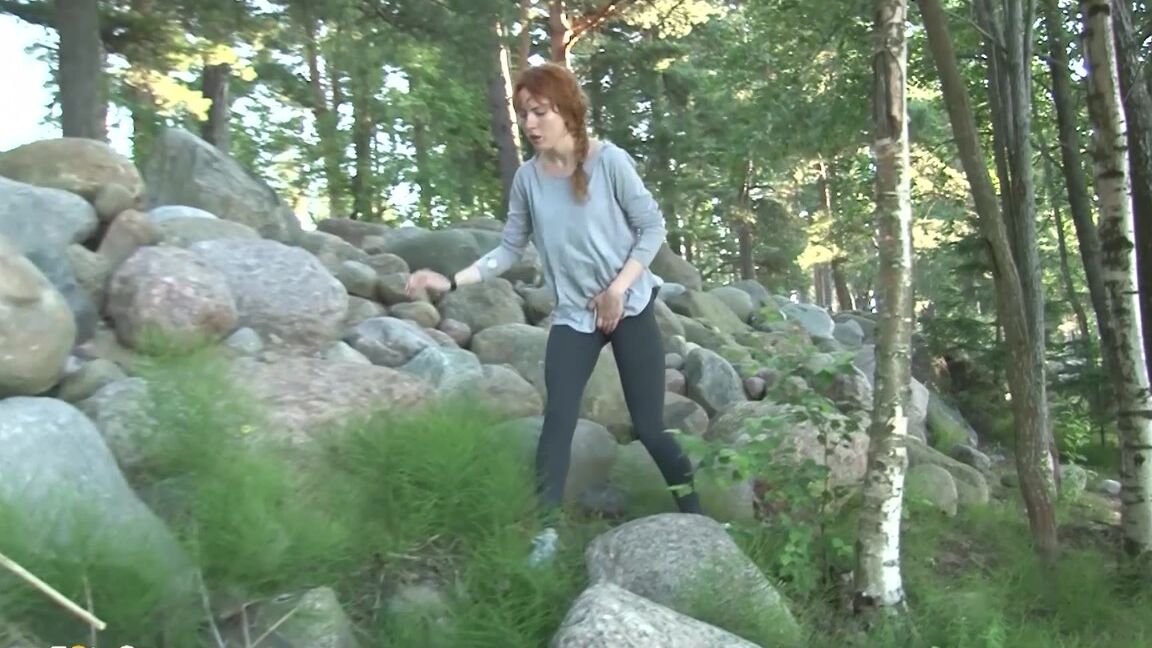 15P Pelirroja sexy alivia su desesperación por orinar