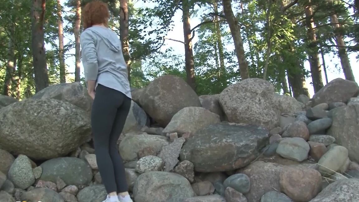 15P Pelirroja sexy alivia su desesperación por orinar