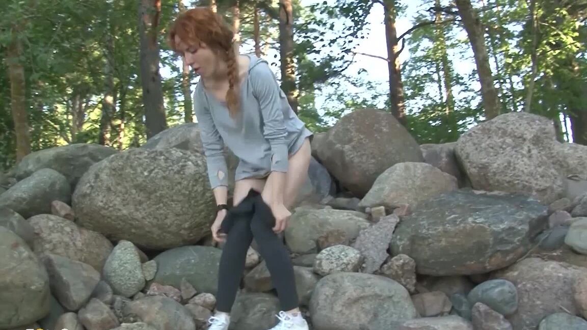 15P Pelirroja sexy alivia su desesperación por orinar