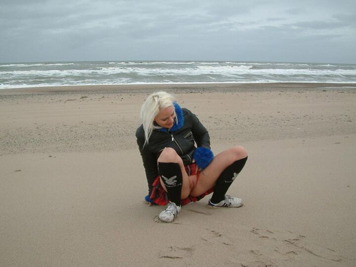 12P UK Flashers Blondie pissing in the beach