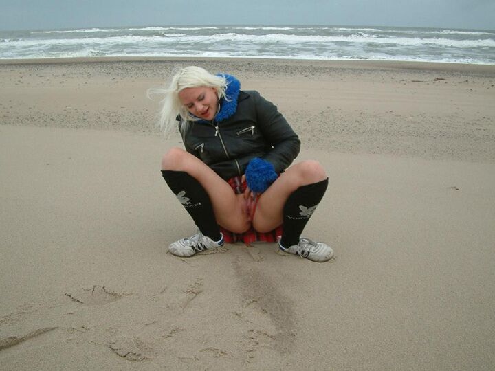 12P UK Flashers Blondie pissing in the beach