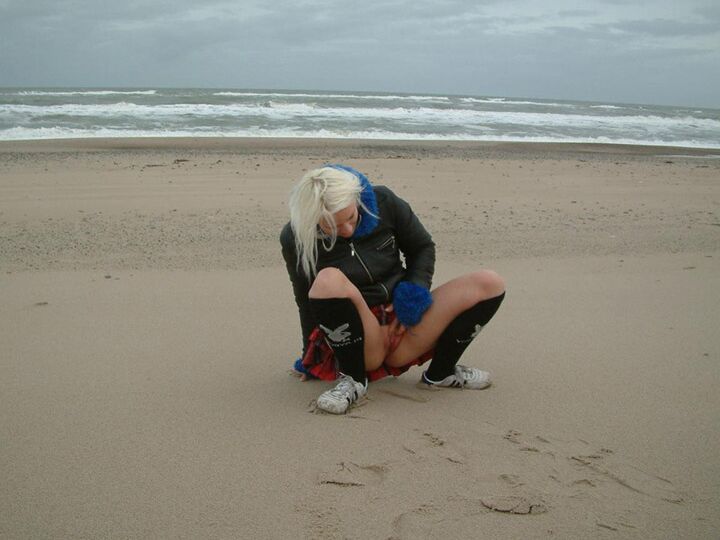 12P UK Flashers Blondie pissing in the beach