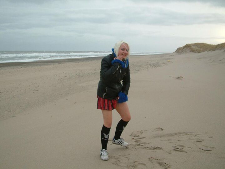 12P UK Flashers Blondie pissing in the beach