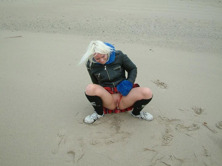 12P UK Flashers Blondie pissing in the beach